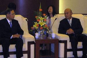 (From right) He Wenbo, president, Baosteel Group Corporation and Akimitsu Ashida, President, Mitsui O.S.K. Lines, Ltd (Photo courtesy Mitsui O.S.K. Lines, Ltd)