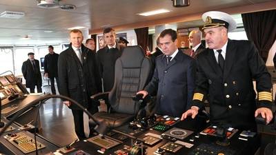 Russian PM Tours Research Ship: Official photo