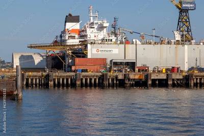 Seaspan Shipyard Canada (c) JHVEPhoto Adobestock