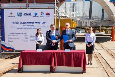 Sergey Tseluyko, Managing Director of Zvezda (left), and Igor Tonkovidov, President and CEO of Sovcomflot (right), signing keel laying statement during the ceremony. (Photo: Zvezda)