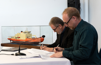 Signing of the meeting minutes at the project kickoff meeting at Tandanor Shipyard in Buenos Aires, Argentina. From left: Miguel Tudino, President, Tandanor Shipyard and Lars Snellman, Project Manager, Aker Arctic. (Photo: Aker Arctic)