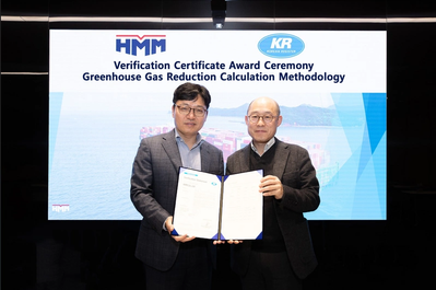 Song Kanghyun (left), Head & Senior Vice President of KR’s DecarbonizationㆍShip R&D Center, and Kim Shin (right), Chief Container Business Officer of HMM.