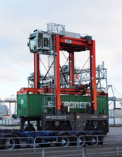 Straddle carrier: Photo courtesy of Liebherr