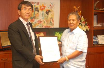 Takao Kuboki presented the certification to MAGMOL President Captain Francisco D. Menor.