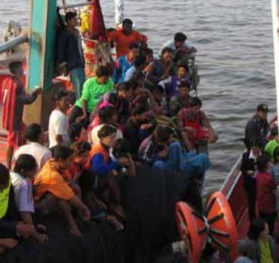 Thai Marine Police board fishing vessel: Photo credit ILO