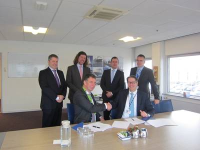 The contract signing in Rotterdam by Henk Geveke (left), TNO’s General Director of Defence & Security and André Meijer, Imtech Marine’s Managing Director (Photo: Imtech Marine)