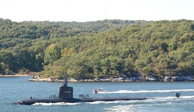 The Los Angeles-class attack submarine USS Providence (SSN 719) transits the Thames River as it departs Naval Submarine Base New London for a six-month deployment. (Photo: U.S. Navy)