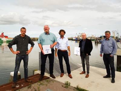 The signing of a contract between shipping company COS Master and the Groningen shipbuilder Next Generation Shipyards in Lauwersoog for the building of an offshore service vessel.