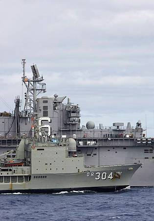 HMAS TOBRUK's Replenishment At Sea (RAS) with HMAS SUCCESS during the closing stages of Exercise RIMPAC 08 (Photo: ABPH Craig Owen)