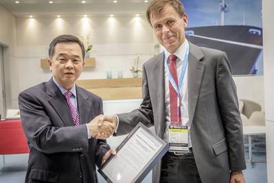 Tor E. Svensen, CEO of DNV GL – Maritime, presents Yoon Moon-kyoon, Senior Executive Vice President & COO of HHI’s Shipbuilding Division, with the Approval in Principle certificate for the SkyBench concept. (Photo: DNV GL)