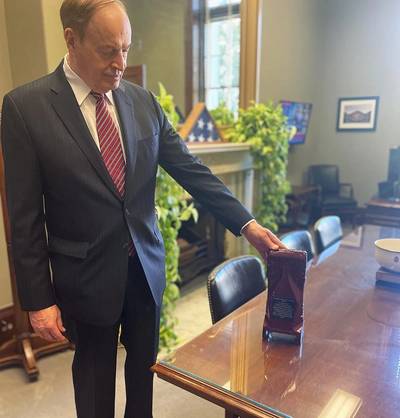 U.S. Senator Richard Shelby accepts the DCA Lifetime Achievement Award