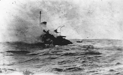 USS Jacob Jones (DD-61) sinking, photographed by Seaman William G. Ellis. (Smithsonian Institution Photograph)