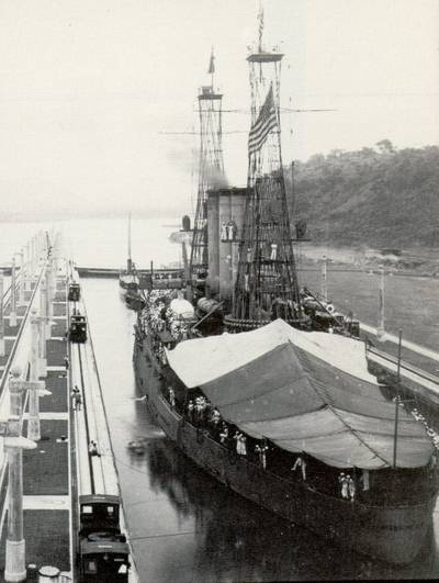 USS Missouri in the Panama canal, Miraflores Locks. (U.S. Navy photo)