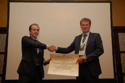 Mr. Verschelde (left) receives the IADC Award for the best paper by a Young Author from IADC’s Secretary General René Kolman.