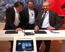 Vidar Eikrem demonstrates the new App to visitors on the stand.