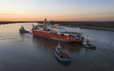 Three tugs guide the Nuyina along the Danube River (Photo: Damen)
