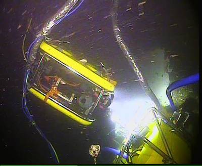 ROV контролирует Moskito во время добычи нефти из Thetis (Фото: MIko Marine)