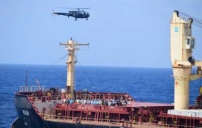 Индийские военно-морские силы захватили сухогруз «Руэн» под мальтийским флагом, захваченный сомалийскими пиратами, и спасли 17 членов экипажа. Все 35 пиратов, находившиеся на борту корабля, сдались. (Фото: ВМС Индии)