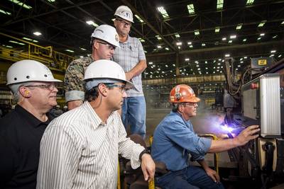 Пол Босэрдж (Paul Bosarge), ведущий производитель горелки в Ingalls Shipbuilding, начинает изготовление стали для десантного корабля-десанта Бугенвиль (LHA 8). Также на фото (слева направо) находятся Фрэнк Джермин, диспетчер программ кораблей Ingals LHA 8; Ланс Карнахан, директор по изготовлению стали Ingalls; Морской пехоты США капитан JD Owens, представляющий супервайзер судостроения, побережье Мексиканского залива; и Рикки Хатхорн, главный надсмотрщик корпуса Ингаллса. (Фото: Дерек Фонтан / HII)