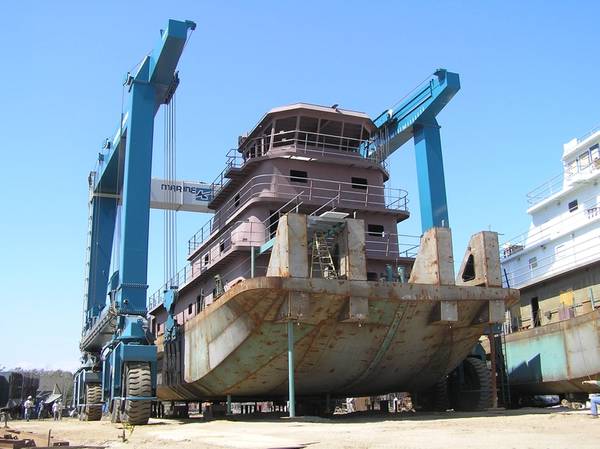 Стальной буксир, построенный компанией Horizon Shipbuilding на 660-тонной платформе Travelift на недавно приобретенной Алабамской верфи Metal Shark (Фото: Metal Shark)