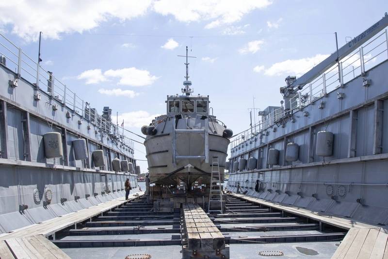 Navy’S Oldest Floating Dry Dock Supports First Dive