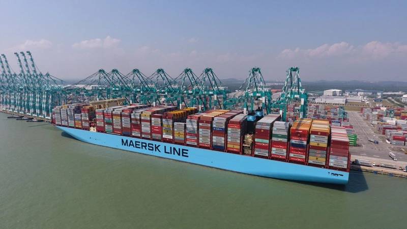 Mumbai Maersk Loads World Record 19 038 TEU