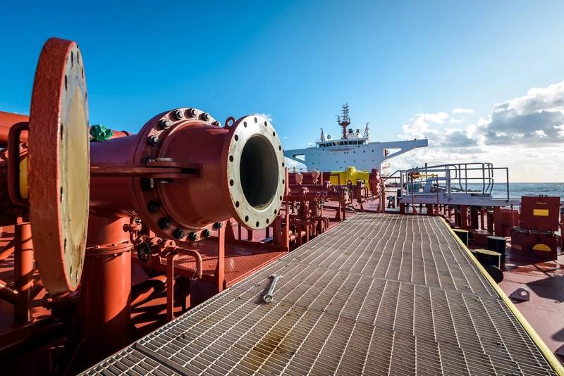 España endurece las normas de transferencia de petróleo de barco a barco