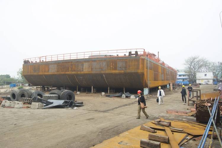 A view of the 26-meter-wide bow of the crane barge. (Haig-Brown photo courtesy of Cummins Marine)