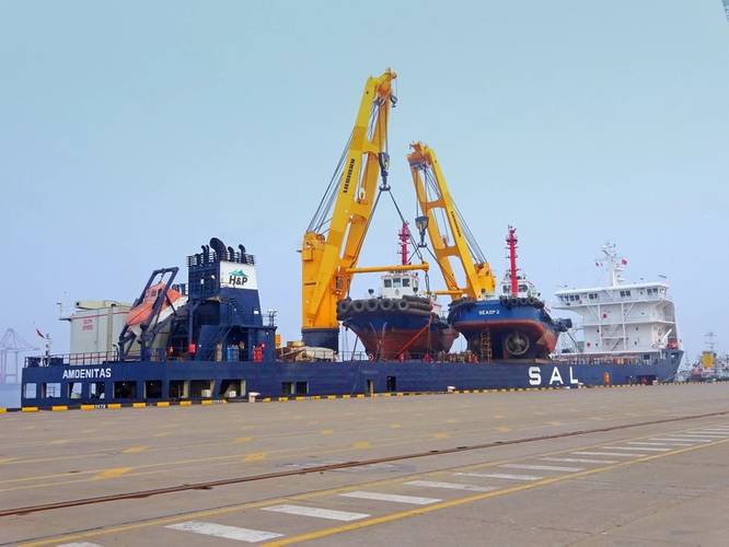Amoenitas loading tugs in China (photo courtesy of SAL Heavy Lift)