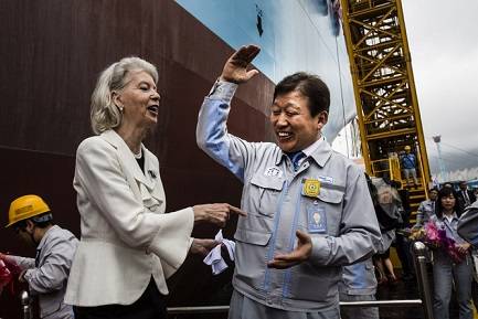 Ane Mærsk Mc-Kinney Uggla celebrating with Jae-ho Ko, President and CEO of DSME (Photo: Maersk)
