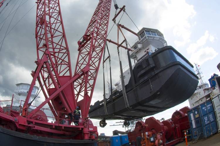 As the crane swing on its 60-foot diameter ring, the tug had to be lifted to clear winches and containers on the barge deck. (Photo: Haig-Brown / Cummins)