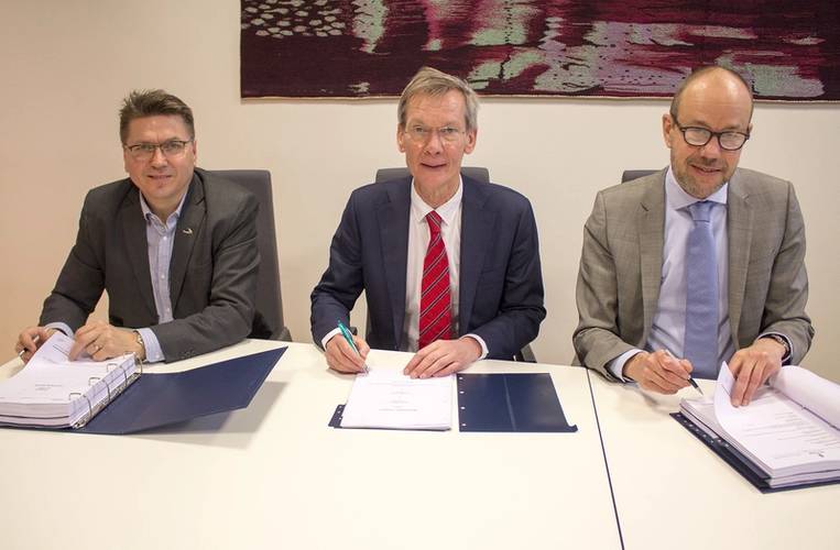At the contract signing, from left: managing director at Ulstein Verft, Kristian Sætre, and managing directors at Acta Marine, Rob Boer and Govert Jan van Oord (Photo: Ulstein Group)