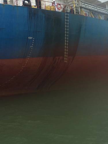 Nord Auckland with bunker oil spilled down the vessel’s hull while anchored near Kalama, Wash., Feb. 18, 2016. (U.S. Coast Guard photo by William Russell)