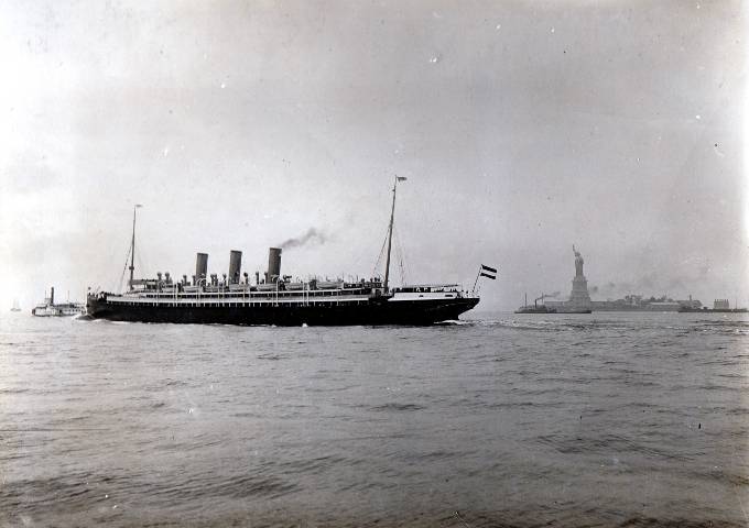 Augusta Victoria just before entering the port of New York (Photo: Hapag-Lloyd)