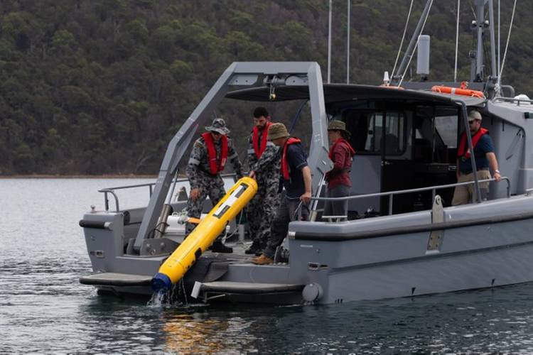 Australian Mine Warfare Team 16, MCDGRP and DSTG staff operating the Bluefin 9 Autonomous Underwater Vehicle (AUV) from a Mine Countermeasure Support Boat (MCMSB) during a Project Sea 1778 equipment application course at Pittwater, NSW. (Royal Australian Navy photo by ABIS Jarrod Mulvihill.)