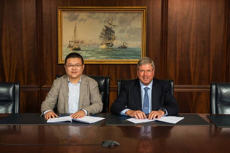 Baoham Offshore General Manager Xu Jun and President and COO of ABS Greater China Division Eric Kleess sign the class award contract for a newbuild semi and liftboat at ABS world headquarters in Houston. (Image courtesy of ABS)