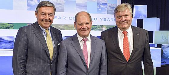 Celebrating in 150 Years of DNV GL Hamburg: Michael Behrendt (v. l.), Chairman of the Executive Board of Hapag Lloyd AG, Olaf Scholz, First Mayor of the Free and Hanseatic City of Hamburg, and Henrik O. Madsen, President and CEO of the DNV GL Group. (Photo courtesy of DNV GL)