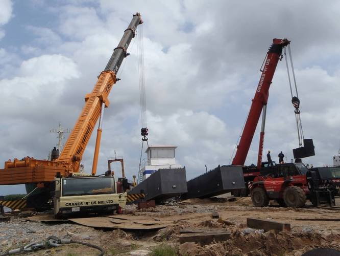 Crane assistance was required in the difficult conditions (Photo courtesy of Damen)