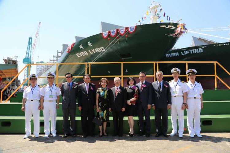CSBC Chairman Sun-Quae Lai (third from the left); Jarijanti Buana, the wife of the Chairman of Evergreen Shipping Agency Indonesia (fifth from the left); and Raymond Lin, Evergreen Group's Vice Group Chairman (sixth from left).