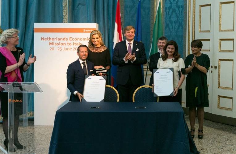 Damen Sales Manager Andrea Trevisan and Ocean Managing Director Mrs Michela Cattaruzza Bellinello sign the delivery protocol of Damen Stan Tug 2608 at a ceremony attended by King Willem-Alexander and Queen Máxima of the Netherlands. (Photo: Damen)
