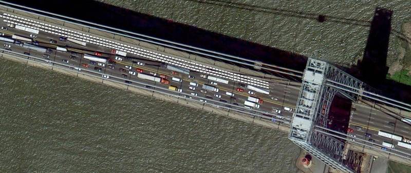 Dense pack cargo units in dedicated lanes on George Washington Bridge.
Copyright M&O