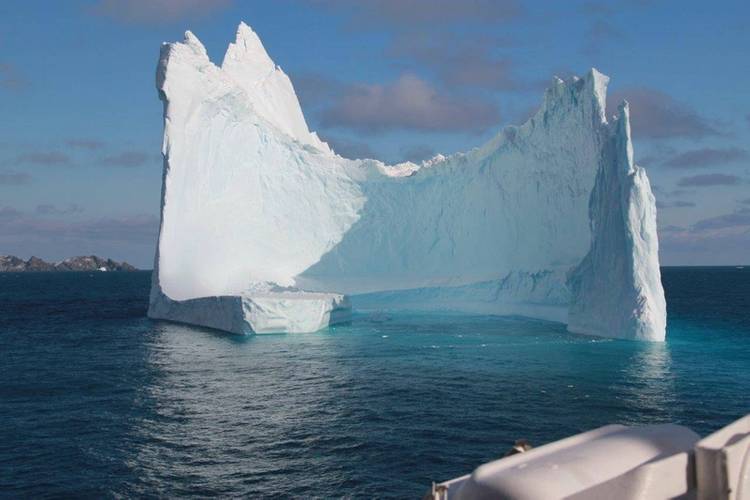 Distance has to be kept: Icebergs can harm the ships. The only ships coming consciously close to the icebergs are cruisers with ice class. The picture is taken off one of them, the Hanseatic from Hapag-Lloyd Cruises. (Photo: Hapag-Lloyd)