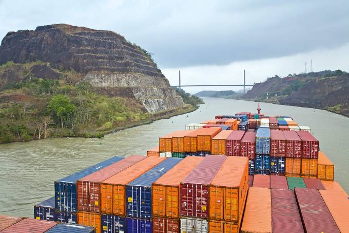 Due to the dimensions of the canal, shipping companies are only able to use ships with a maximum capacity of 4,900 TEU so far. (Photo Hapag-Lloyd)