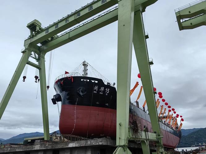 Steelpaint is applying its Stelpant-PU-Zinc primer to the steel cargo holds, hatch covers, decks, topsides and hatch coamings of three Xiamen Minhua newbuilds. Image courtesy Steelpaint