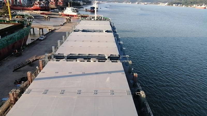 Steelpaint is applying its Stelpant-PU-Zinc primer to the steel cargo holds, hatch covers, decks, topsides and hatch coamings of three Xiamen Minhua newbuilds. Image courtesy Steelpaint