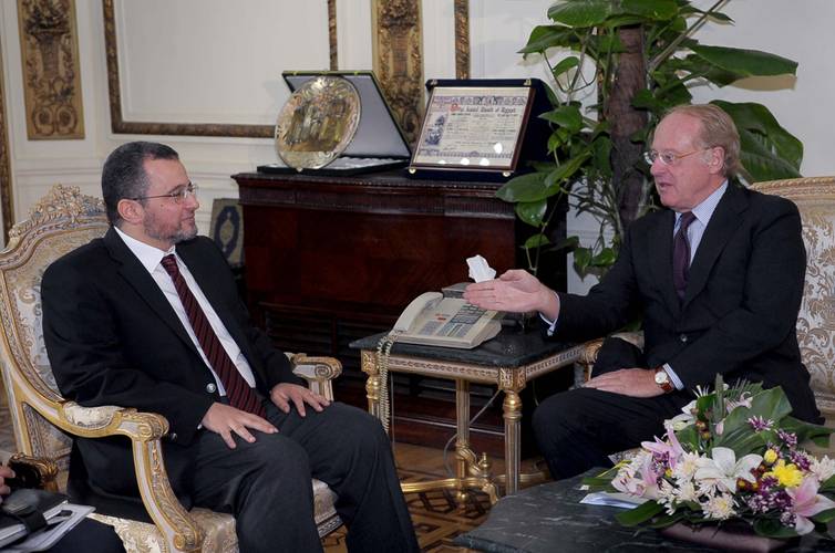 L to R: Egyptian Prime Minister Hesham Qandil and Eni CEO Paolo Scaroni.