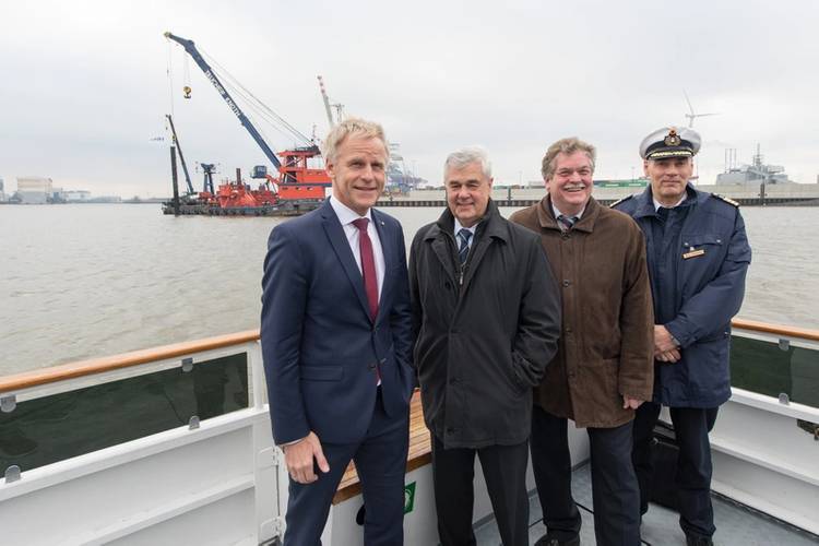 From left: Jens Meier, Chairman of the Management Board of the HPA; Frank Horch, Hamburg Minister for Economic Affairs; Karlheinz Pröpping, Management HPA and Head of Development; Port Captain Jörg Pollmann. (© Hamburg Port Authority)