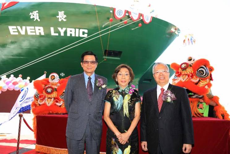 From left to right: CSBC Chairman Sun-Quae Lai; Jarijanti Buana, the wife of the Chairman of Evergreen Shipping Agency Indonesia; and Raymond Lin, Evergreen Group's Vice Group Chairman.