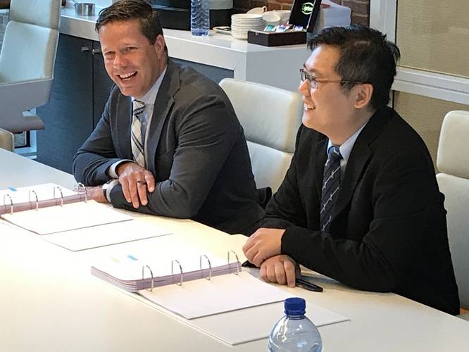 From left to right: Durk-Jan Nederlof, Managing Director Damen Shiprepair & Conversion, and Ang Ting Yang, General Manager Corporate Development Keppel Offshore Marine. (Photo: Damen)