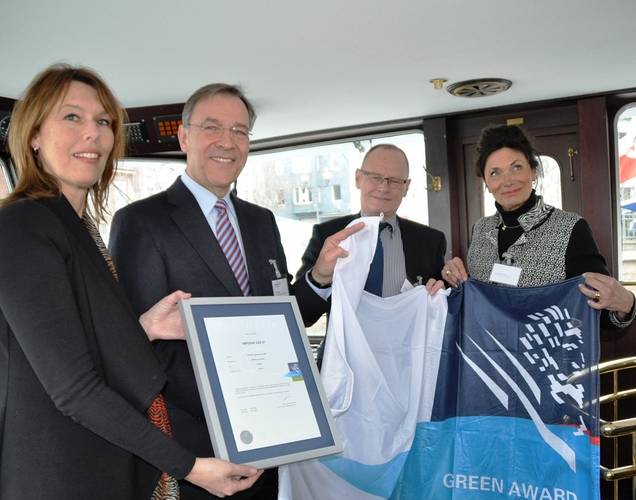 From left to right: K.Struijk (Green Award Foundation), R. Baack (Imperial Shipping Holding GmbH), J. Fransen and C. Bayens-Bosman (Green Award Foundation)